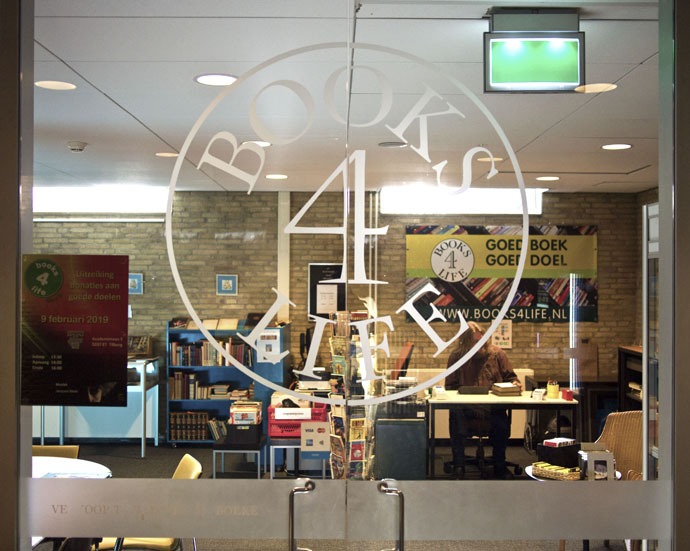 Boekengeld naar goede doelen - Univers magazine