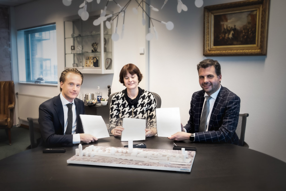 Ondertekening intentieovereenkomst voor de ontwikkeling en bouw van de Young Professional Campus door (vlnr): Mark Janssens (SDK Vastgoed), Paulina Snijders (Tilburg University) en wethouder Berend de Vries (gemeente Tilburg).  Foto: Elleske Fotografie