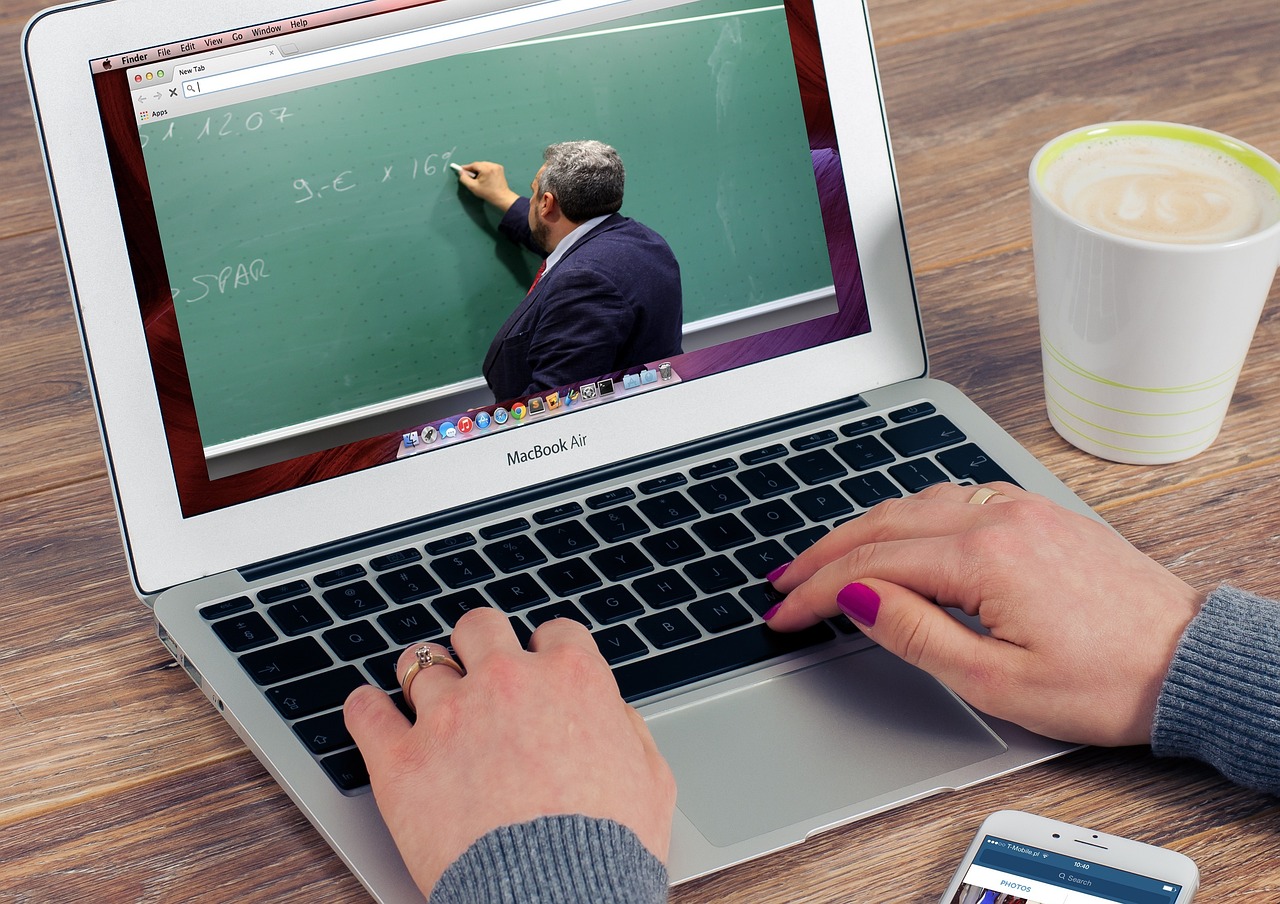 College volgen op de campus of thuis achter de laptop? Voor studieresultaten maakt het niet uit
