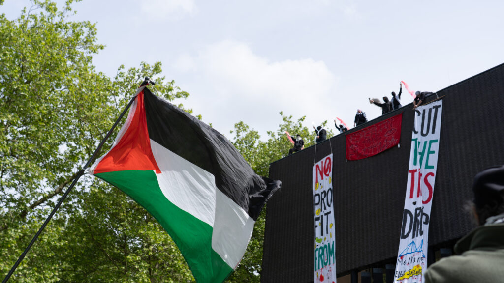 Pro-Palestijnse demonstranten op het dak van de TU Eindhoven Beeld: Leoni Andriessen/Cursor