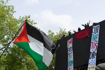 Pro-Palestijnse demonstranten op het dak van de TU Eindhoven Beeld: Leoni Andriessen/Cursor