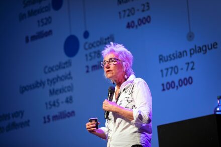 Viroloog Marion Koopmans tijdens Science Cafe Tilburg juni 2026